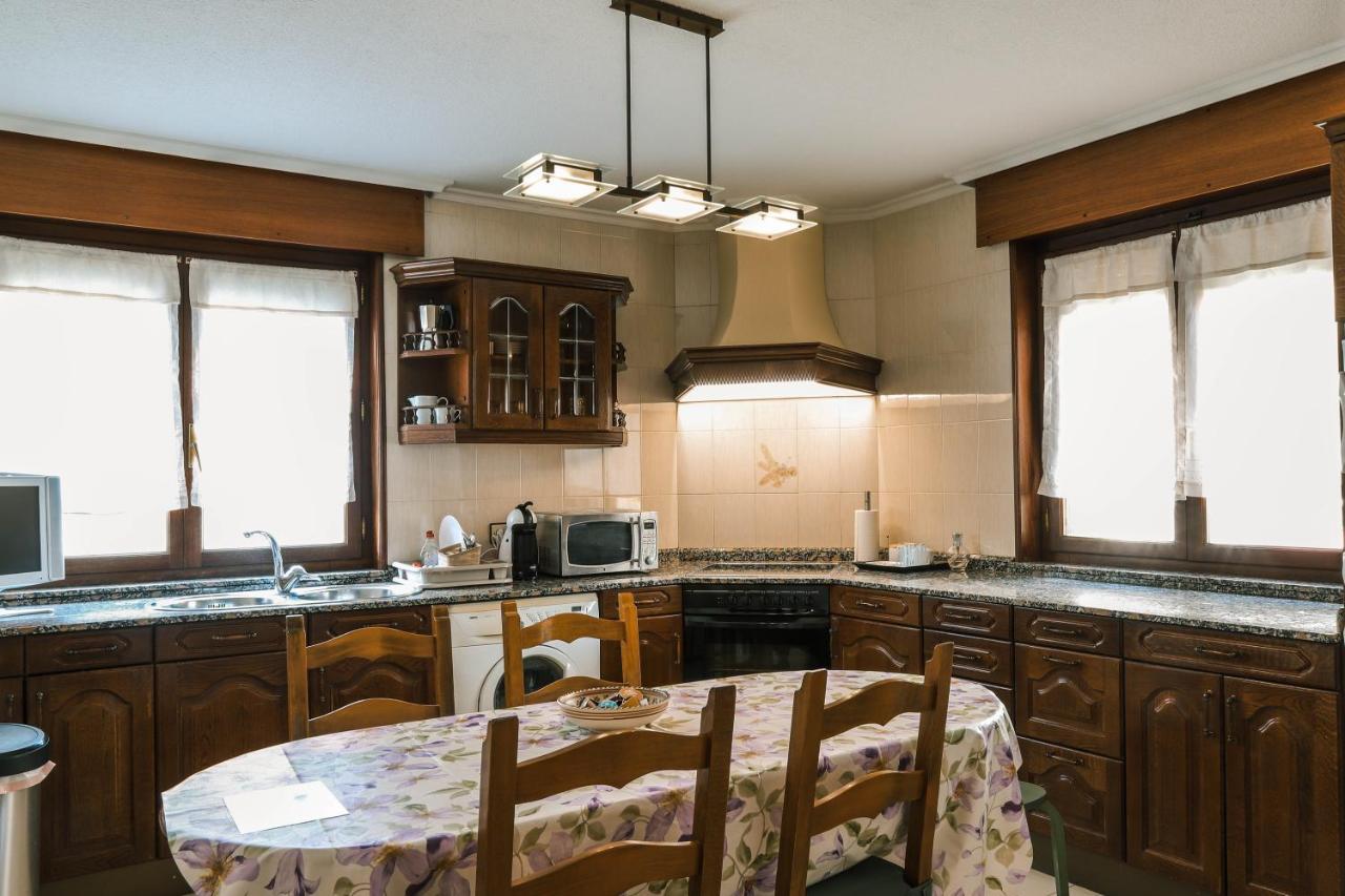 El Doce Del Ferial Villa Соларес Екстериор снимка